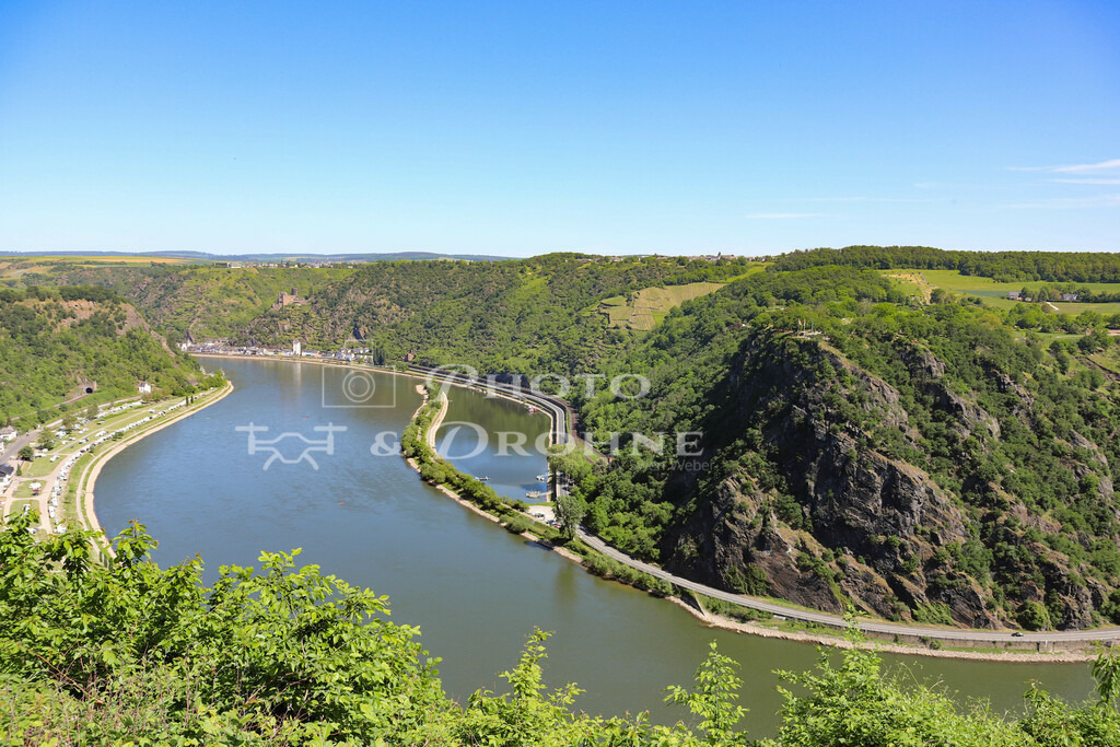 Loreley-7501 | Die Loreley ist Deutschlands wohl bekanntester Felsen und zieht jedes Jahr tausende von Touristen aus aller Welt an. Hier an der Loreley gibt es nicht nur Sagen und Legenden. Hier an der Stelle ist der Rhein am schmälsten und am tiefsten und es gab jeher viele Schiffsunfälle. - Realisiert mit Pictrs.com