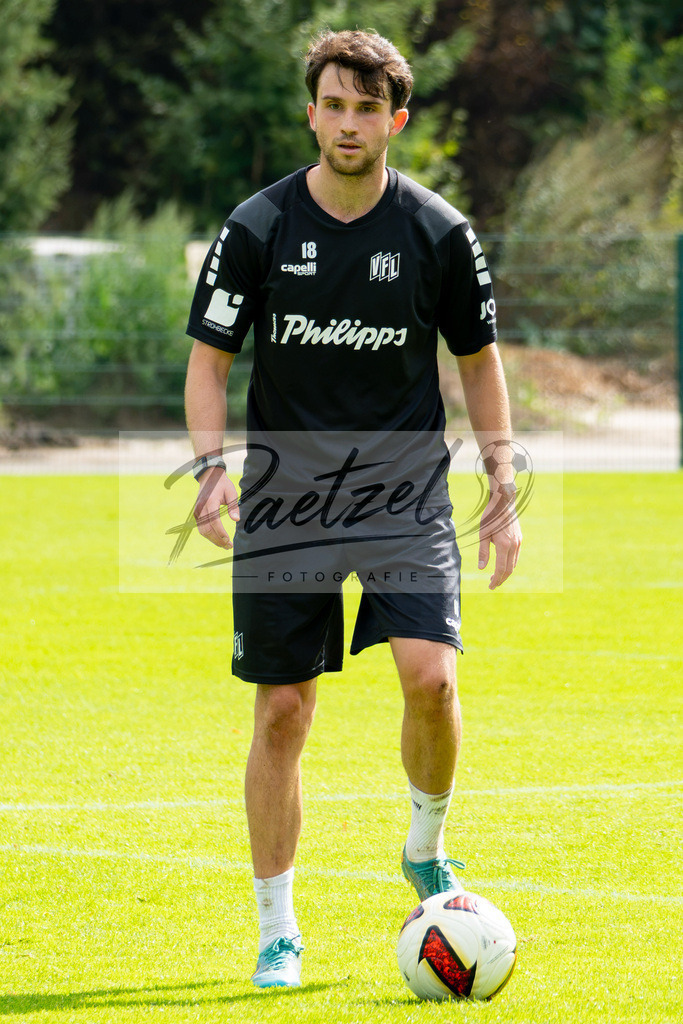 20260909_TRAOSN_0443 | Fußball, Herren: Leon Flach (VfL Osnabrück) in Aktion, am Ball, Einzelaktion beim Training des VfL Osnabrück am 09.09.2026 im Sportpark Illoshöhe in Osnabrück, Deutschland.(Foto von Nico Paetzel) - Realisiert mit Pictrs.com