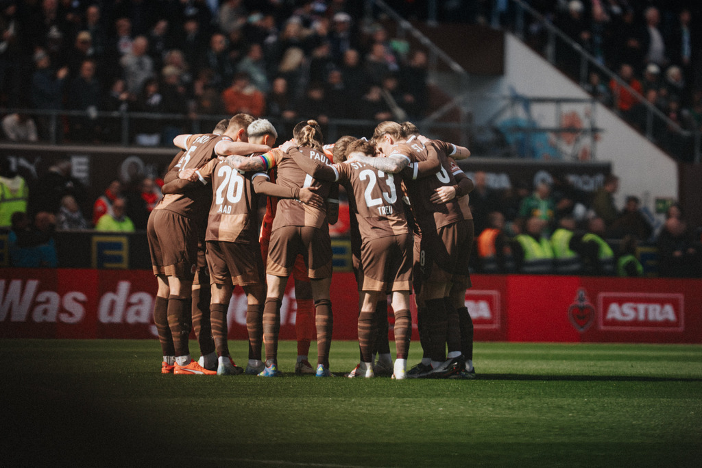 FCS00628 | Der offizielle Shop für FC St. Pauli Fotos. Wähle aus Spielszenen & Fanmomenten dein FCSP Wunschformat. Wir liefern Millerntor-Atmosphäre.