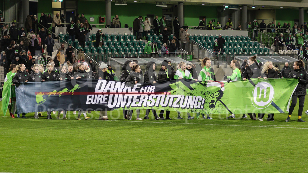 Fussball, Google Pixel Frauen-Bundesliga, VfL Wolfsburg - SV Werder Bremen | v.li.: Spielerinnen vom VfL Wolfsburg bedanken sich bei den Fans, Zuschauern für die Unterstützung, DIE DFB-RICHTLINIEN UNTERSAGEN JEGLICHE NUTZUNG VON FOTOS ALS SEQUENZBILDER UND/ODER VIDEOÄHNLICHE FOTOSTRECKEN. DFB REGULATIONS PROHIBIT ANY USE OF PHOTOGRAPHS AS IMAGE SEQUENCES AND/OR QUASI-VIDEO.
