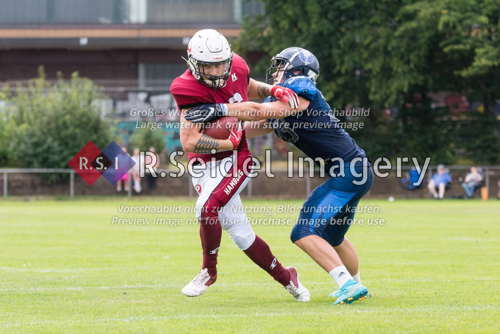 American Football, Saison 2022, Regionalliga Nord, Hamburg Blue Devils - Hamburg Pioneers, Dr.-Hermann-Schnell-Sportplatz (Hamburg), 13.08.2022, 8. Gameweek | Vincent Woywod (#33, Blue Devils, DB) tackelt Pascal Kränzlein (#6, Pioneers, RB)