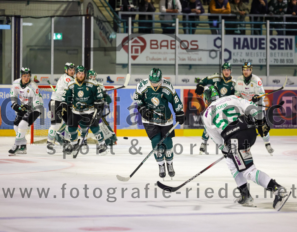 2025-09-21_119_TSV_Erding_gegen_Hoechstadter_Alligators | Erding, Deutschland, 21.09.2025:Eishockey, Oberliga Süd 2025 / 2026, 2. Spieltag, TSV Erding gegen Höchstadter Alligators, Endergebnis: 3:4Grady Hobbs (Erding Gladiators, #22), Luis Scheibengraber (Erding Gladiators, #18), Jake Fardoe (Höchstadt Alligators, #55)Foto: Christian Riedel / fotografie-riedel.net