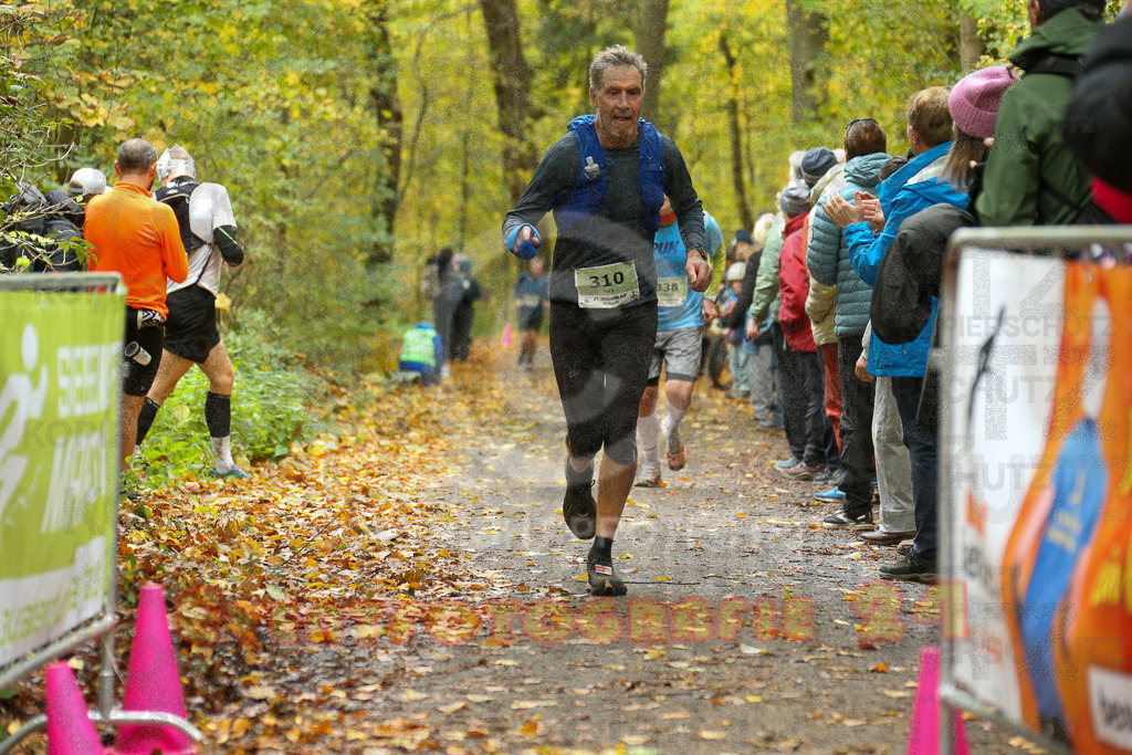 251026_1232_EX1_0596 | Sportfotografie im Rhein-Sieg Kreis, Köln, Bonn, NRW, Rheinland Pfalz, Hessen, etc. Unser Tätigkeitsfeld umfasst den Laufsport vom Volkslauf über den Marathon, Duathlon, Triathon bis zum Ultralauf wie Kölnpfad Ultra oder Schindertrail.