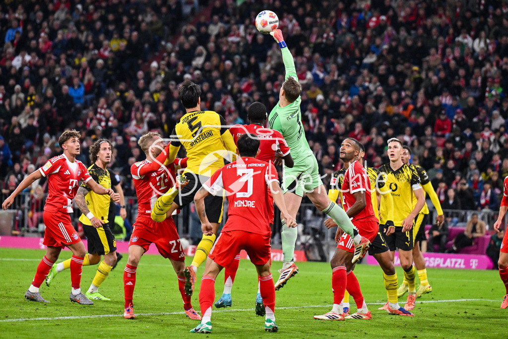 FC Bayern München - Borussia Dortmund | MUNICH, GERMANY - Manuel NEUER (FC Bayern Munich 1) boxing a ball during the bundesliga match between FC Bayern Munich vs. Borussia Dortmund on matchday 7 at Allianz Arena on October 18, 2025 in Munich, Germany / DFL REGULATIONS PROHIBIT ANY USE OF PHOTOGRAPHS AS IMAGE SEQUENCES AND/OR QUASI-VIDEO