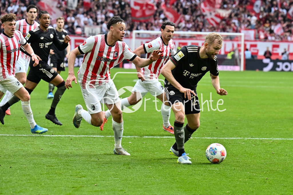 SC Freiburg - FC Bayern München | FREIBURG, GERMANY - 04. APRIL: im Duell Derry Lionel SCHERHANT (SC Freiburg 7) und Konrad LAIMER (FC Bayern Munich 27) während dem Bundesligamatch zwischen dem SC Freiburg und dem FC Bayern München am 28. Spieltag im Europa-Park Stadion / DFL REGULATIONS PROHIBIT ANY USE OF PHOTOGRAPHS AS IMAGE SEQUENCES AND/OR QUASI-VIDEO