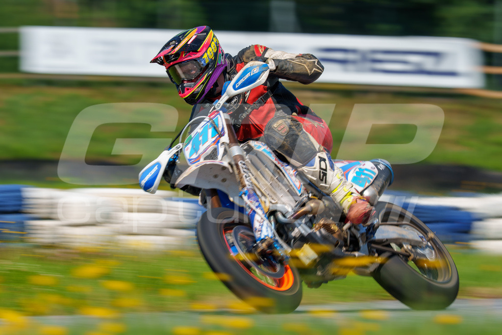 SuperMoto_Staatsmeisterschaft_Greinbach_334 | GRIPcapture steht für authentische Sportfotografie in Österreich – für Momente, die mehr sind als Geschwindigkeit oder Ergebnis. Es geht um Emotion, Spannung, Fokus und den Augenblick, der oft nur einen Wimpernschlag dauert.Ob Motorsport, Teamsport oder 
