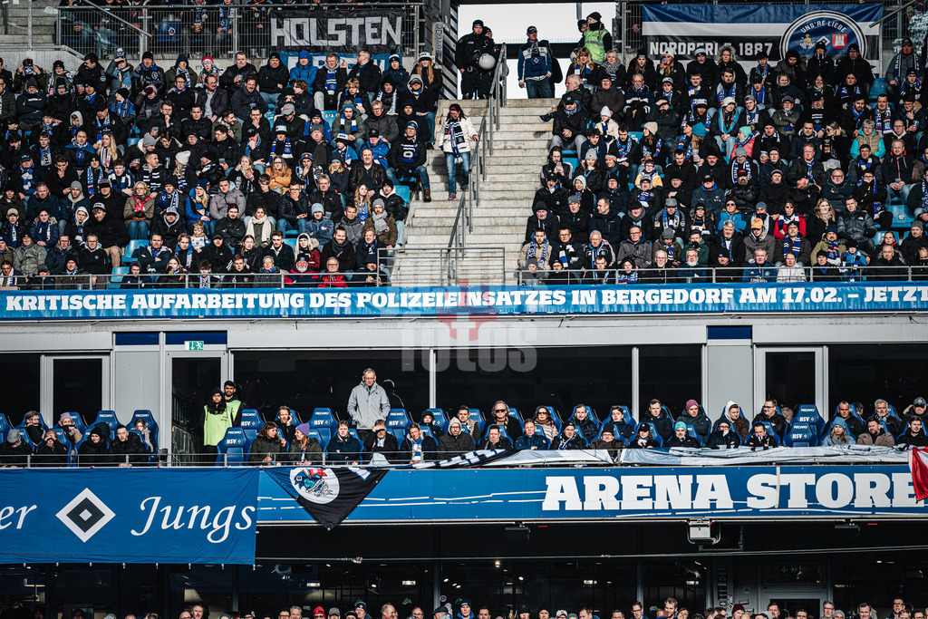 Fußball | Männer | Saison 2023/2024 | 2. Fußball-Bundesliga | 23. Spieltag | Hamburger SV vs. SV 07 Elversberg | 25.02.2024 | Ein Banner im Volksparkstadion fordert: Kritische Aufarbeitung des Polizeieinsatzes in Bergedorf am 17.02. - JETZT