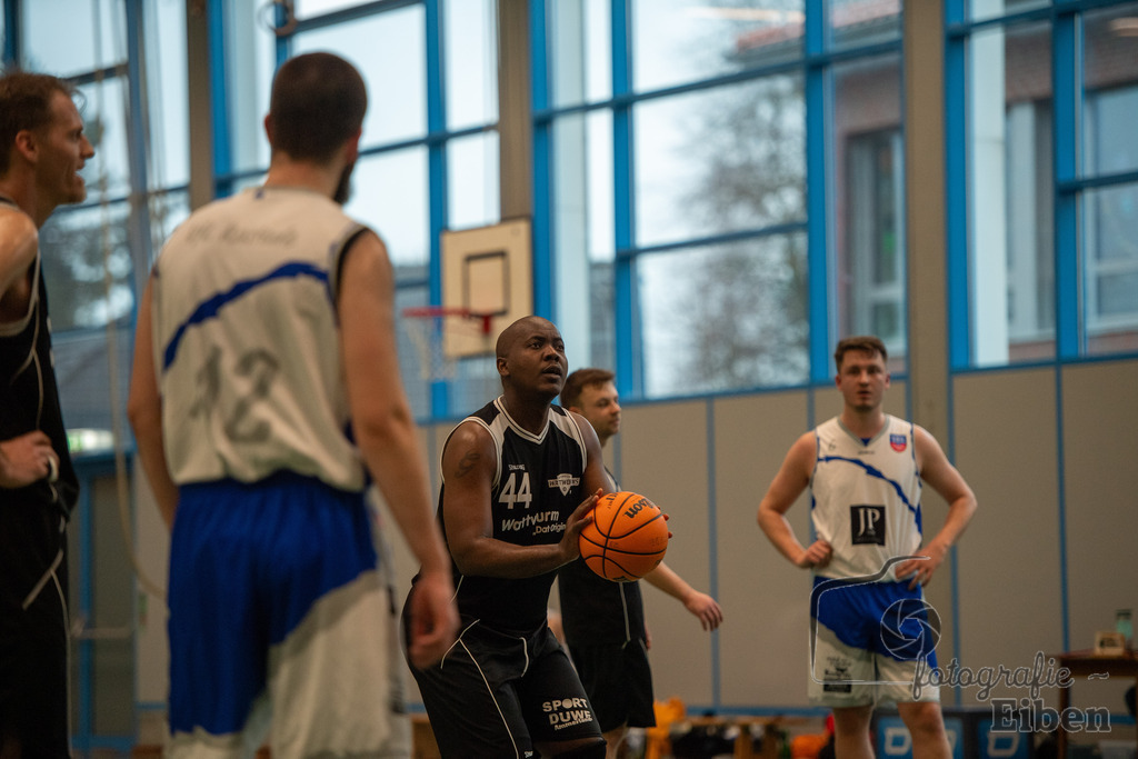 VFL Rastede 2-VfL Edewecht Wattworms | VFL Rastede II (weiß)-VfL Edewecht Wattworms (schwarz) am 18.02.2024; in Kleibrok (Sporthalle Zur-Windmühlen-Straße), Photo: Philip Eiben 2024 - Realisiert mit Pictrs.com