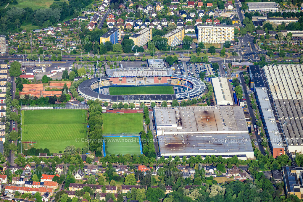 Braunschweig_Eintracht_Station_Und_Trainingsplätze_ELS_0247050623 | BRAUNSCHWEIG 05.06.2023 Sportstätten-Gelände der Arena des Stadion EINTRACHT-STADION in Braunschweig im Bundesland Niedersachsen. Weiterführende Informationen bei: Eintracht Braunschweig GmbH &amp; Co. KGaA,  Ingenieurbüro Hornig GmbH und Co. KG,  SCHULITZ Architekten GmbH,  Stadthalle Braunschweig Betriebsgesellschaft mbH. // Sports facility grounds of the Arena stadium in Braunschweig in the state Lower Saxony. Further information at: Eintracht Braunschweig GmbH &amp; Co. KGaA,  Ingenieurbuero Hornig GmbH und Co. KG,  SCHULITZ Architekten GmbH,  Stadthalle Braunschweig Betriebsgesellschaft mbH. Foto: Martin Elsen