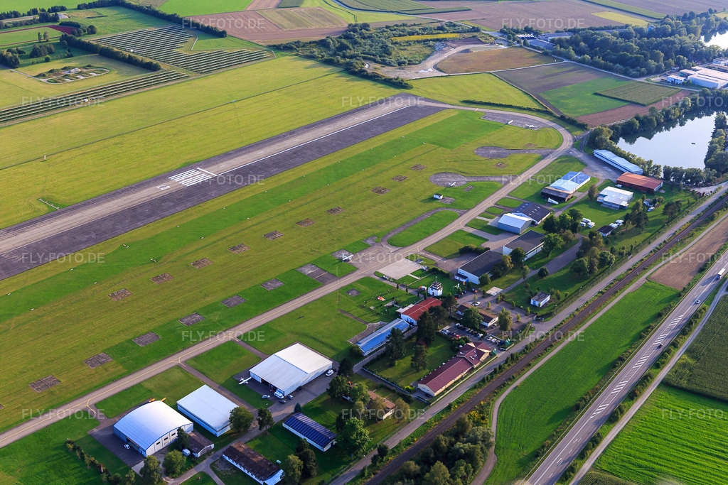 Luftbild: Flugplatz Mengen-Hohentengen an der B32 im Ortsteil Beizkofen in Hohentengen im Bundesland Baden-Württemberg in Deutschland. Foto: IMG_102915.jpg vom 26.08.2017 durch Werner Riehm/FLY-FOTO.deregio-airport-mengen.de