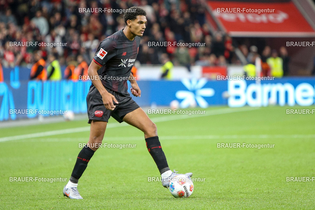 Bayer 04 Leverkusen vs Eintracht Frankfurt - Bundesliga  | Leverkusen, Deutschland, 12.09.25:   Jarell Amorin Quansah (Bayer 04 Leverkusen) in Aktion am Ball, Einzelaktion waehrend des Spiels der Bundesliga zwischen  Bayer 04 Leverkusen vs Eintracht Frankfurt in der BayArena(Foto von Brauer-Fotoagentur / Adrian Schlueter)