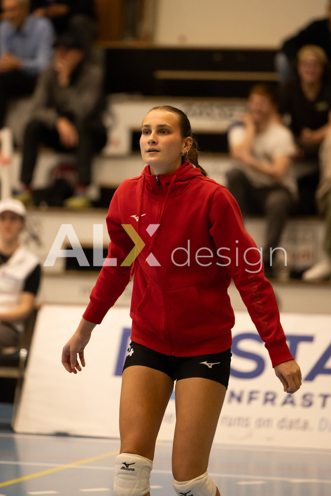 Volleyball I Frauen I Saison 2025-2026 I CEV Volleyball Challenge Cup 2026 | Women I 16th Finals I VC Kanti Schaffhausen - TJ Ostrava I 03.12.2025 | TJ Ostrava - 4 Emma Šubertová (CZ) – Mittelblock - Realisiert mit Pictrs.com