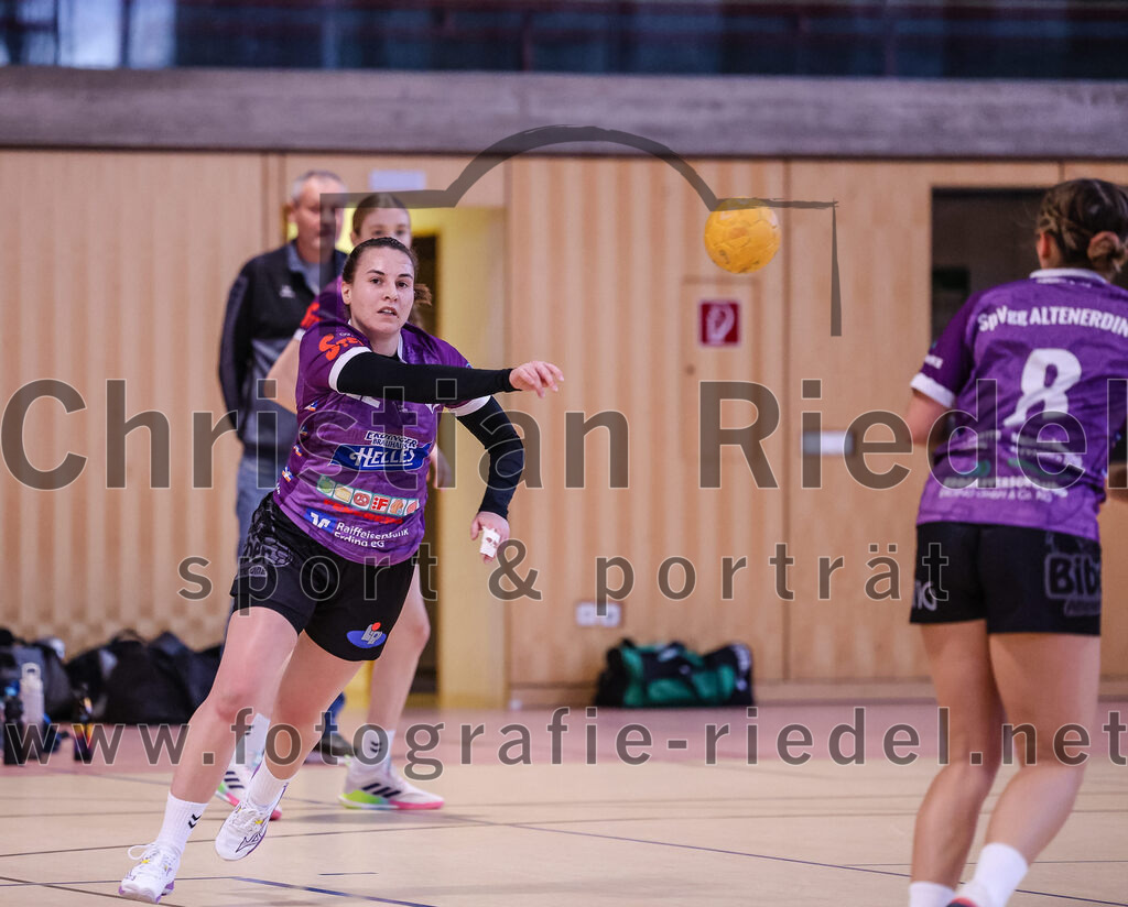 2024-12-14_077_SpVgg_Altenerding_gegen_SVA_Palzing | Erding, Deutschland, 14.12.2024:Handball, Bezirksoberliga Frauen Altbayern 2024 / 2024, 9. Spieltag, SpVgg Altenerding gegen SVA Palzing, Endergebnis: 20:30Johanna Taubmann (SpVgg Altenerding, #22), Lena Prem (SpVgg Altenerding, #8)Foto: Christian Riedel / fotografie-riedel.net