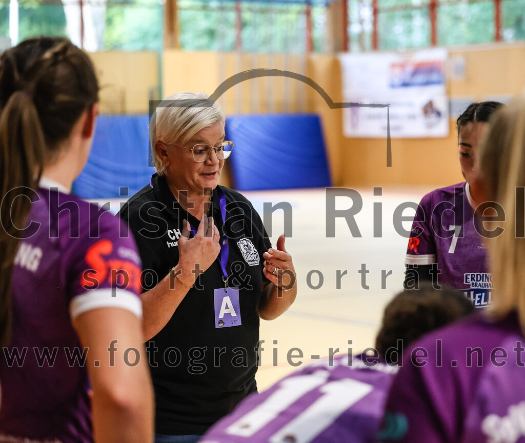 2024-10-13_030_SpVgg_Altenerding_gegen_SC_Freising | Erding, Deutschland, 13.10.2024:Handball, Bezirksoberliga Frauen Altbayern 2024 / 2024, 3. Spieltag, SpVgg Altenerding gegen SC Freising, Endergebnis: 26:35Trainer Christiane Kleine (SpVgg Altenerding)Foto: Christian Riedel / fotografie-riedel.net