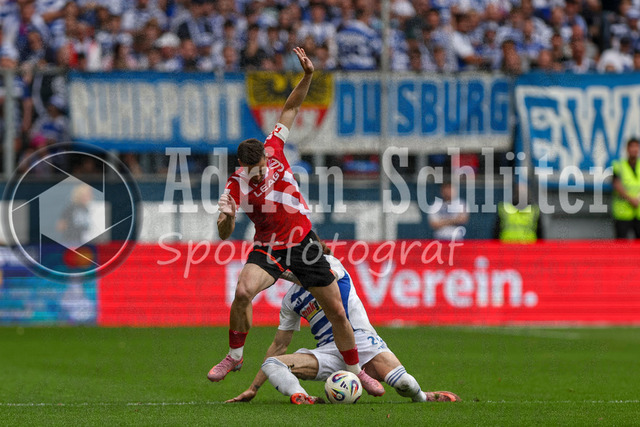 03.05.2026, GER, Fussball, Herren, 3. Liga, Saison 2025/2026, MSV Duisburg - FC Energie Cottbus | Axel Borgmann (Cottbus) und Joshua Bitter (MSV Duisburg) im Kampf um den Ball 