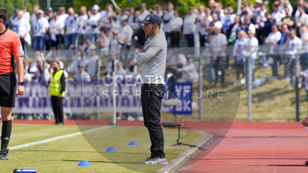 Fußball, Herren, Saison 2024/2025, Finaltag der Amateure 2025, Landespokal Brandenburg, Finale, VfB 1921 Krieschow vs. RSV Eintracht 1949, Samstag 24.05.2025, Volksparkstadion Neuruppin, | Fußball, Herren, Saison 2024/2025, Finaltag der Amateure 2025, Landespokal Brandenburg, Finale, VfB 1921 Krieschow vs. RSV Eintracht 1949, Samstag 24.05.2025, Volksparkstadion Neuruppin, Im Bild: Robert Koch (Trainer Krieschow) - Realisiert mit Pictrs.com