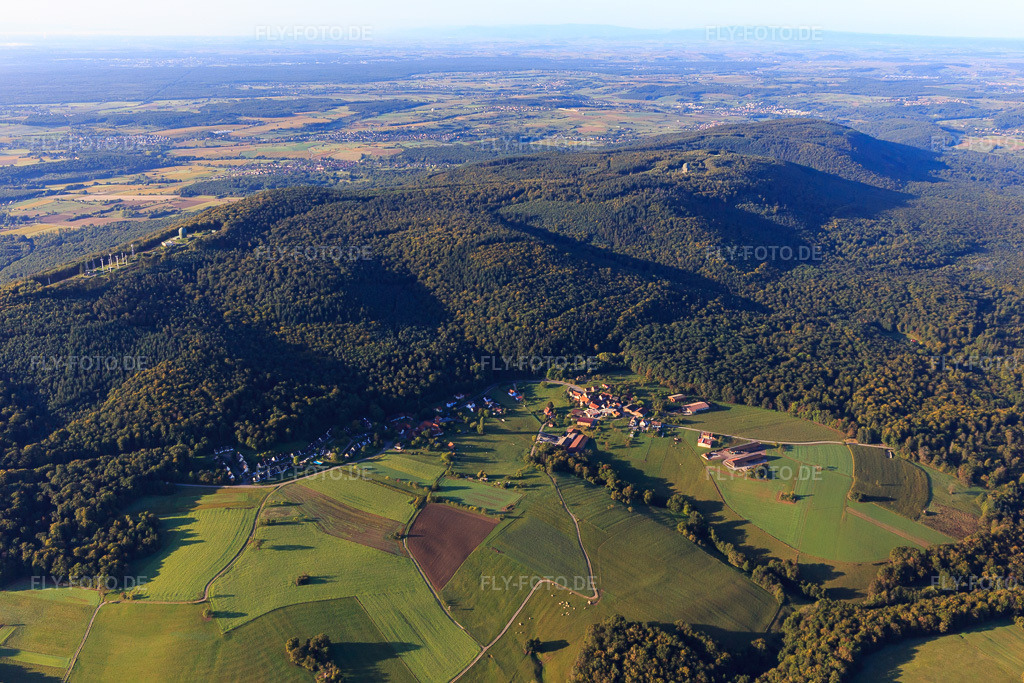 Luftbild: Ortsteil Pfaffenbronn und Ortsteil Les Châtaigniers in Lembach im Bundesland Bas-Rhin in Frankreich. – Foto: IMG_138930.jpg vom 24.09.2023 durch Werner Riehm/FLY-FOTO.de – Auflösung des Originals: 5359 x 3573 px