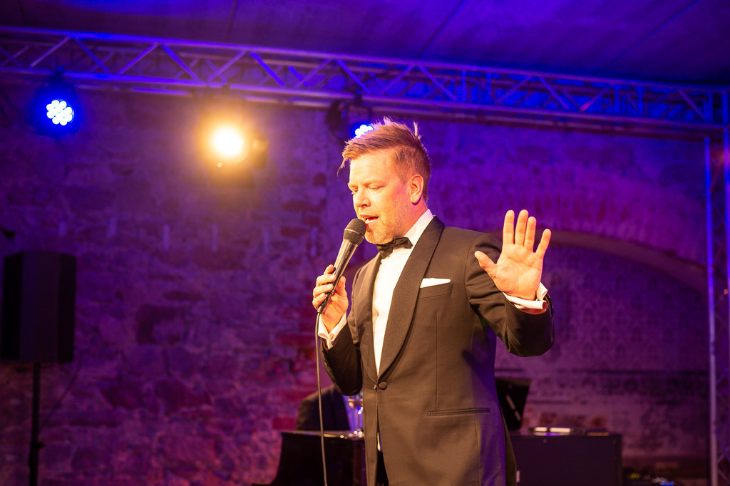 Tom Gaebel & His Trio | Tom Gaebel & His Trio im Forte Belvedere Leisnig zum Festival Hallo Leisnig 2022. - Realisiert mit Pictrs.com