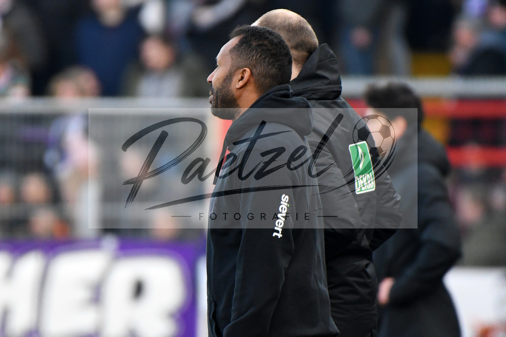 20200208_OSNFCN_0112 | Fußball, Herren: Trainer Daniel Thioune (VfL Osnabrueck) schaut waehrend des Spiels der 2. Bundesliga zwischen VfL Osnabrueck und 1. FC Nuernberg im Stadion an der Bremer Bruecke am 08.02.2020 in Osnabrueck, Deutschland.DFB / DFL REGULATIONS PROHIBIT ANY USE OF PHOTOGRAPHS AS IMAGE SEQUENCES AND/OR QUASI-VIDEO. - Realisiert mit Pictrs.com