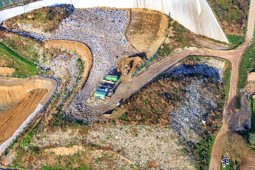 Aerial view: Sealing work at the Déchèterie de Wintzenbach landfill and Installation de Stockage des Déchets Non Dangereux (ISDND) in Schaffhouse-près-Seltz in the state Bas-Rhin, France. – Photo: IMG_075711.jpg taken on 11/01/2014 by Werner Riehm/FLY-FOTO.com – Resolution of the original: 5472 x 3648 px – Déchèterie de Wintzenbach - SMICTOM – ISDND - SMICTOM