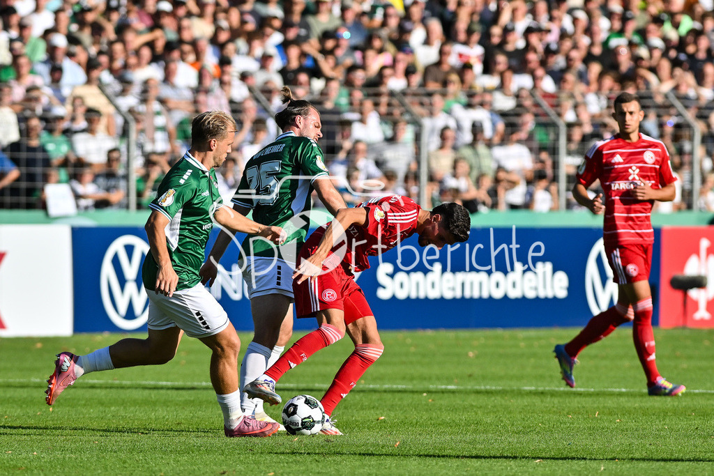 1. FC Schweinfurt 05 - Fortuna Düsseldorf | v. l. Johannes GEIS (Schweinfurt 30), Manuel WINTZHEIMER (Schweinfurt 25) und Anouar El AZZOUZI (Fortuna 8) / Zweikampf / DFB-Pokal: 1. FC Schweinfurt 05 - Fortuna Düsseldorf; Riedel-Bau Arena am 18.08.2025