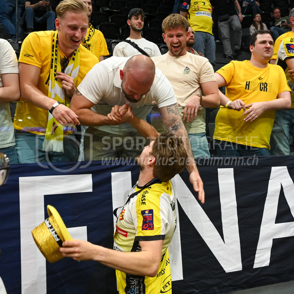 Zug United - HC Rychenberg - 25. April 2026 | Bruder Noah und die beiden Cousins gratulieren Tim Aeschimann (#81 HC Rychenberg Winterthur) am L-UPL Superfinal-Spiel zwischen Zug United und HC Rychenberg am 25. April 2026 in der BCF Arena, Fribourg, Schweiz.Bild: Sportfotografie Markus Aeschimann | www.markus-aeschimann.ch - Realisiert mit Pictrs.com