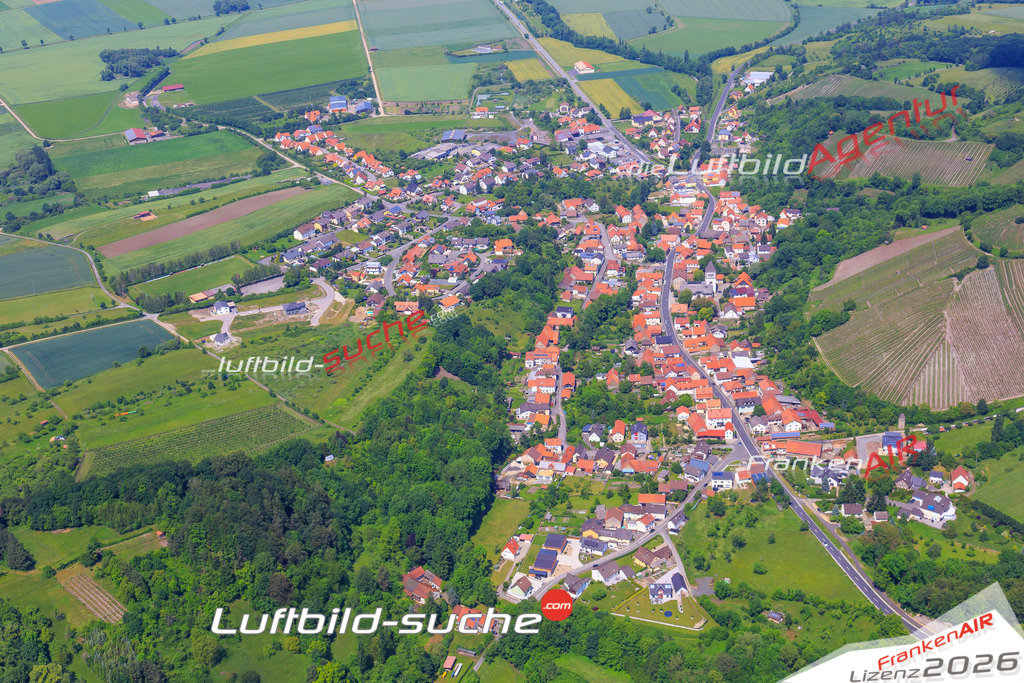 Die Luftaufnahme Zell - Knetzgau wurde vom UL-Flugzeug (keine Drohne) aus fotografiert.Hohe Druck- Auflösung-die Geschenkidee!