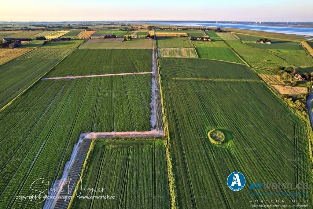 Luftbild Nordstrand, LangerDeich, Dreisprung, Püttenweg, Trendermarsch, Husumer Bucht | Luftbild Nordstrand, LangerDeich, Dreisprung, Püttenweg, Trendermarsch, Husumer Bucht - In der nahegelegenen Trendermarschweg-Siede im Trendermarschkoog befinden sich weitere Ferienhäuser und -wohnungen, teils rollstuhlgerecht und mit Garten. Die Unterkünfte liegen etwa 900 Meter vom Deich entfernt, umgeben von Wiesen und Feldern, und bieten eine ruhige Atmosphäre fernab vom Massentourismus.