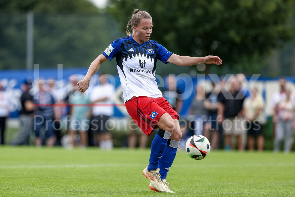 Fussball, Testspiel Frauen, Hamburger SV - Holstein Kiel | Christin Meyer (Hamburger SV, 16) am Ball, Freisteller, Einzelbild, Ganzkörper, Aktion, Action, Spielszene