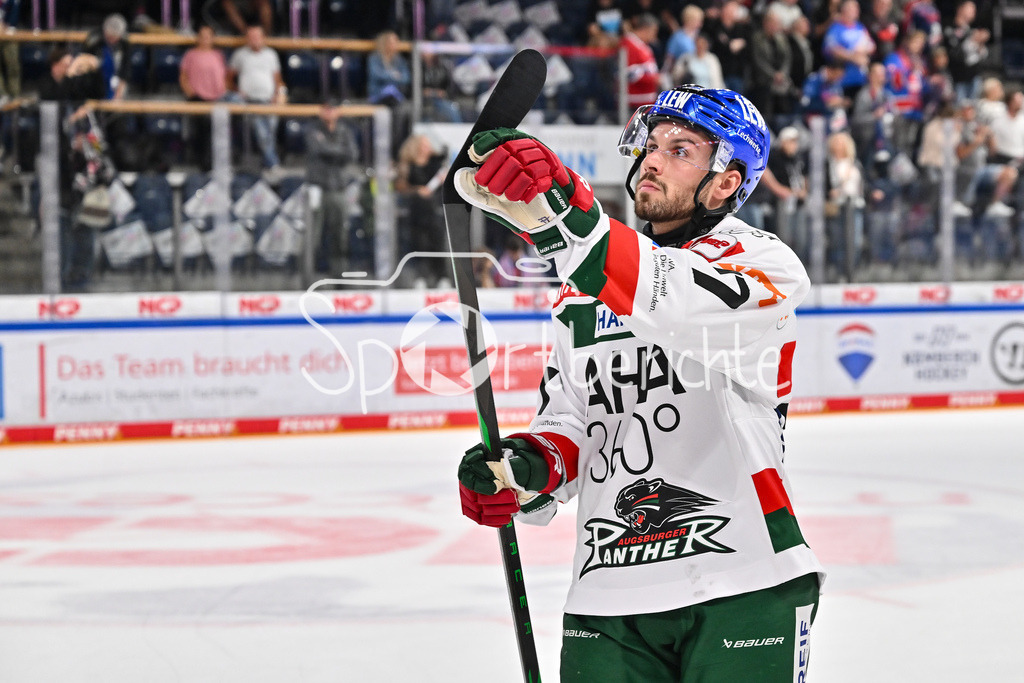 Nürnberg Ice Tigers - Augsburger Panther | bedankt sich bei den mitgereisten Fans - Luca TOSTO (Augsburger Panther #77)  / Niederlage / Deutsche Eishockey Liga: Nürnberg Ice Tigers - Augsburger Panther, Arena Nürnberger Versicherung am 22.09.2024