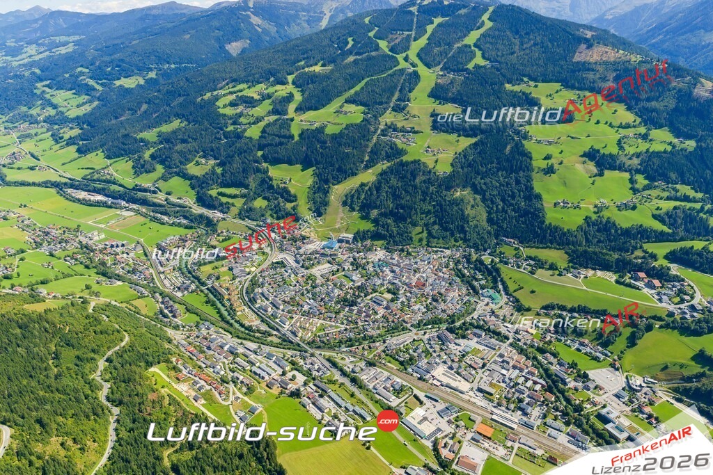 Luftaufnahme der Stadt Schladming - Die Luftaufnahme wurde 2025 vom UL-Flugzeug heraus erstellt ( keine Drohne ) - Hochauflösende Luftaufnahme - für professionelle Ausdrucke geeignet. Die Geschenkidee !Mit Lizenz und Bildrechte bestellbar