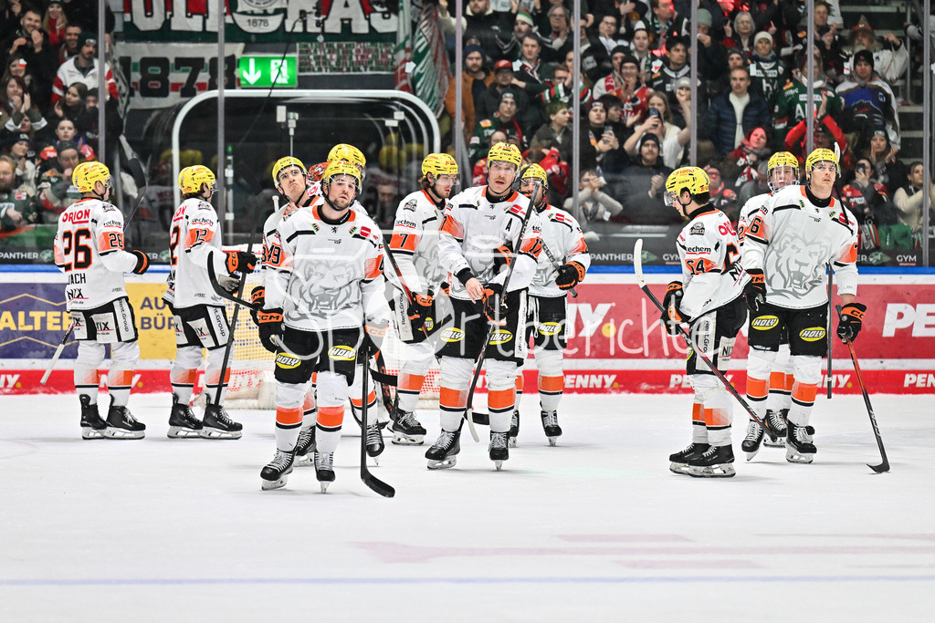 Augsburger Panther - Löwen Frankfurt | AUGSBURG, GERMANY - 16. JANUARY: im Bild hängende Köpfe bei den Frankfurter Spielern nach der Niederlage in Augsburg nach dem Match zwischen den Augsburger Panthern und den Löwen Frankfurt am 40. Spieltag der penny DEL im Curt Frenzel Stadion