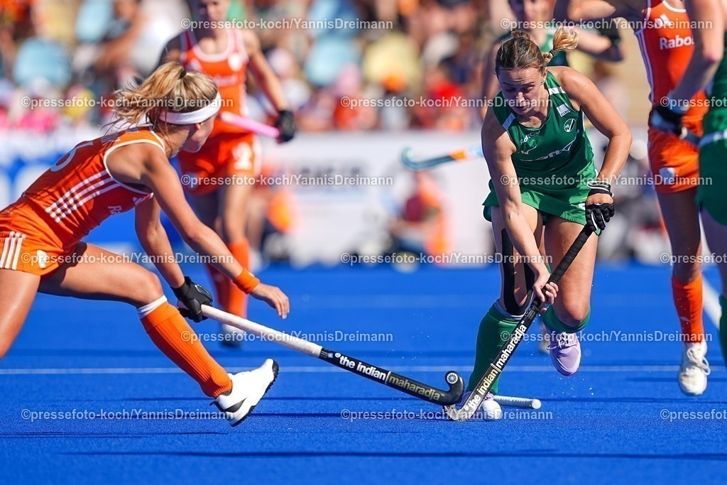 xydrx09082503035 | 09.08.2025, xydrx, Frauen EuroHockey Championship 2025, Gruppenphase, Gruppe a, Niederlande - Irland, Sparkassenpark Mönchengladbach: Danique van der Veerdonk (NED #36) im Zweikampf gegen Ellen Curran (IRL #14)