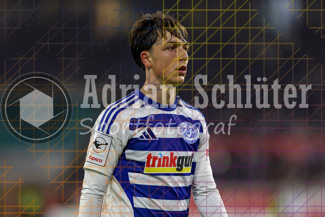 MSV Duisburg vs Rot-Weiss Essen - 3. Liga | Duisburg, Deutschland, 26.10.25:   Jan-Simon Symalla (MSV Duisburg) schaut waehrend des Spiels der 3. Liga MSV Duisburg vs Rot-Weiss Essen in der schauinsland-reisen-arena(Foto von Brauer-Fotoagentur / Adrian Schlueter)