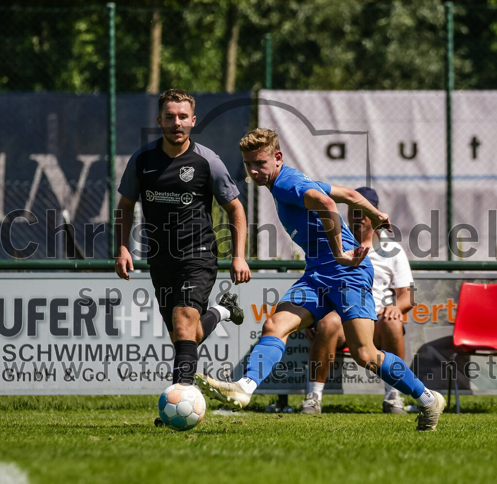 2023-08-12_043_FC_Langengeisling_gegen_ESV_Freilassing | Erding, Deutschland, 12.08.2023:
Fußball, Bezirksliga Oberbayern Ost 2023 / 2024, 4. Spieltag, FC Langengeisling gegen ESV Freilassing, Endergebnis: 2:1

David Riederle (FC Langengeisling, #21), Markus Prechtl (ESV Freilassing, #18)

Foto: Christian Riedel / fotografie-riedel.net