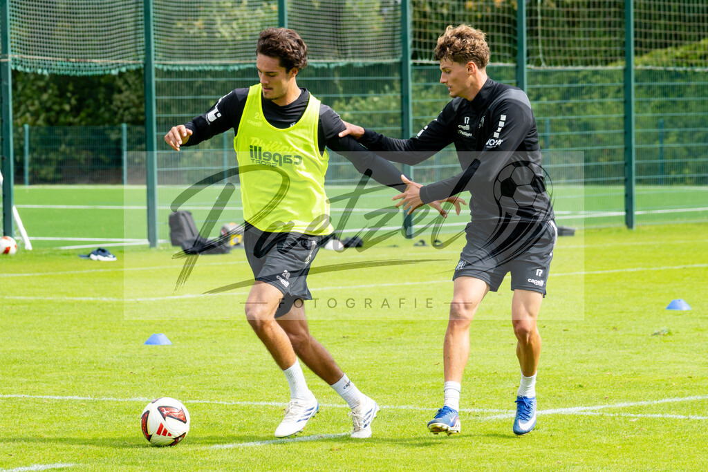 20260909_TRAOSN_0448 | Fußball, Herren: Theo Janotta (VfL Osnabrück) und Luca Raimund (VfL Osnabrück) im Zweikampf beim Training des VfL Osnabrück am 09.09.2026 im Sportpark Illoshöhe in Osnabrück, Deutschland.(Foto von Nico Paetzel) - Realisiert mit Pictrs.com