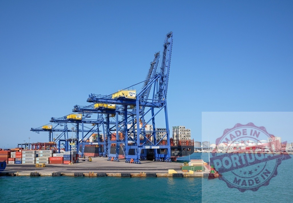 Container ship loading at busy port terminal | Port cranes loading cargo containers onto a large container ship - Realisiert mit Pictrs.com