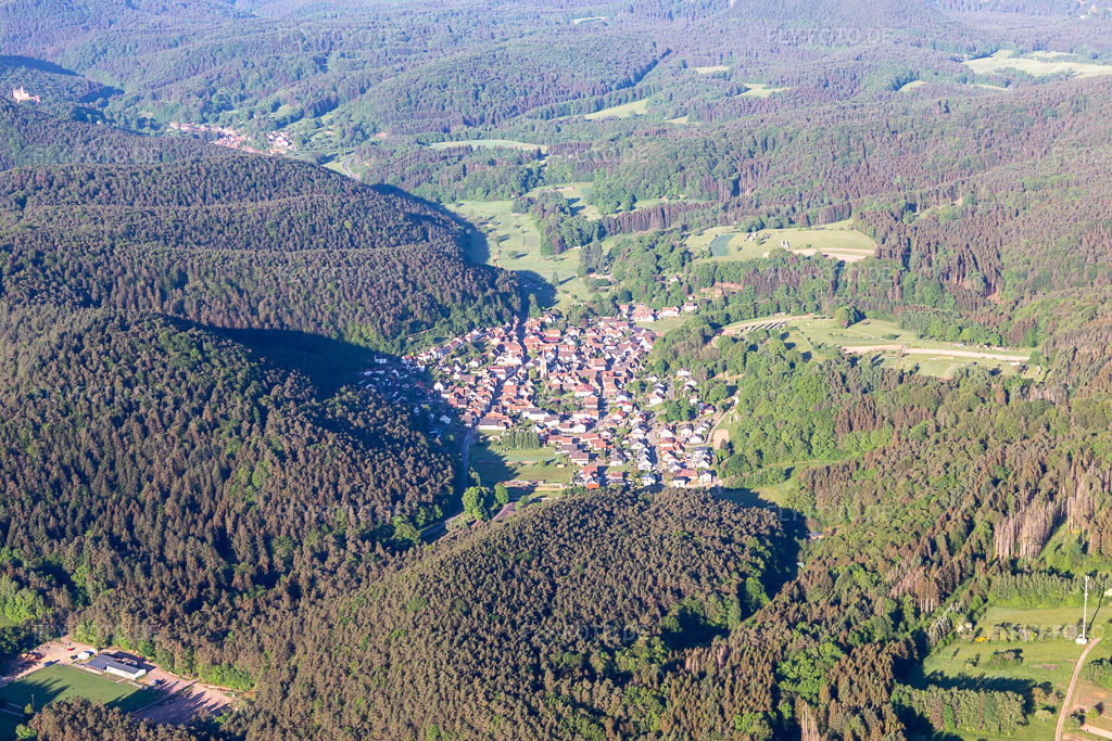 Luftbild:  in Vorderweidenthal im Bundesland Rheinland-Pfalz in Deutschland. – Foto: IMG_131428.jpg vom 14.05.2022 durch Werner Riehm/FLY-FOTO.de – Auflösung des Originals: 5472 x 3648 px – zwischen Reben, Bergen und Burgen - im herzen Europas