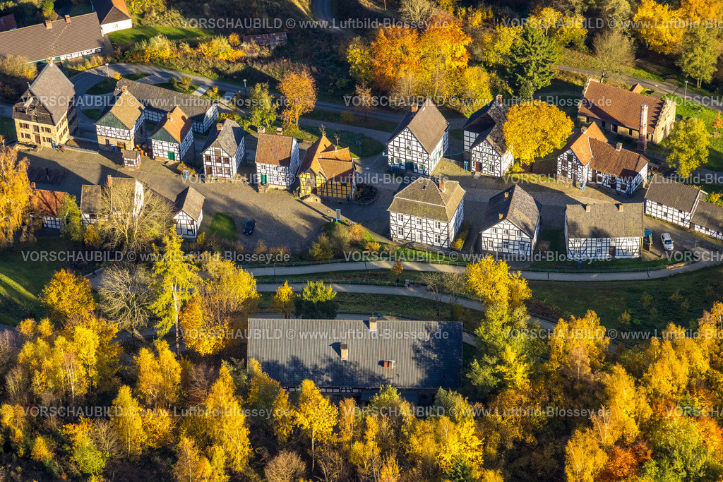 Hagen251103673 | Luftbild, Fachwerkhäuser im LWL-Freilichtmuseum-Dorf mit herbstlichen Bäumen,  Eilpe, Hagen, Ruhrgebiet, Nordrhein-Westfalen, Deutschland