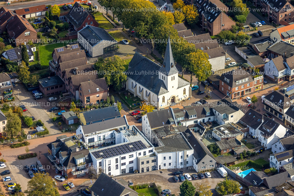 Neukirchen-Vluyn241013175 | Luftbild, evang. Dorfkirche Neukirchen und Wohnhäuser, Neukirchen-Vluyn, Niederrhein, Nordrhein-Westfalen, Deutschland