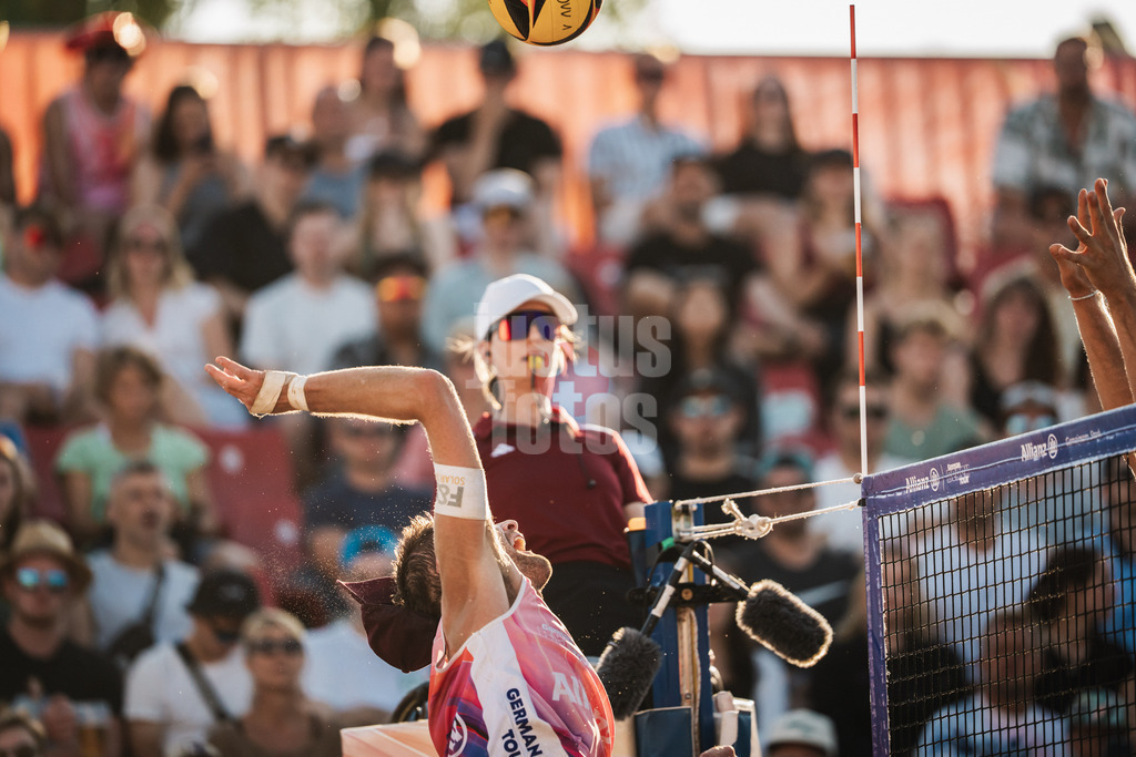 Beachvolleyball | Männer | Allianz German Beach Tour 2025 | Tourstop Berlin | 16.08.2025 | Manuel Harms verliert beim Angriff seine Mütze