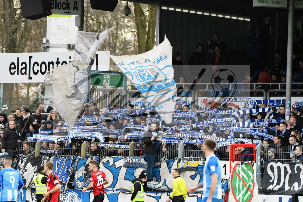 20200201_MEPCHE_0105 | Fußball, Herren: . Die Fans vom SV Meppen waehrend des Spiels der 3. Liga zwischen SV Meppen und Chemnitzer FC in der Haensch-Arena am 01.02.2020 in Meppen, Deutschland. DFB / DFL REGULATIONS PROHIBIT ANY USE OF PHOTOGRAPHS AS IMAGE SEQUENCES AND/OR QUASI-VIDEO. - Realisiert mit Pictrs.com