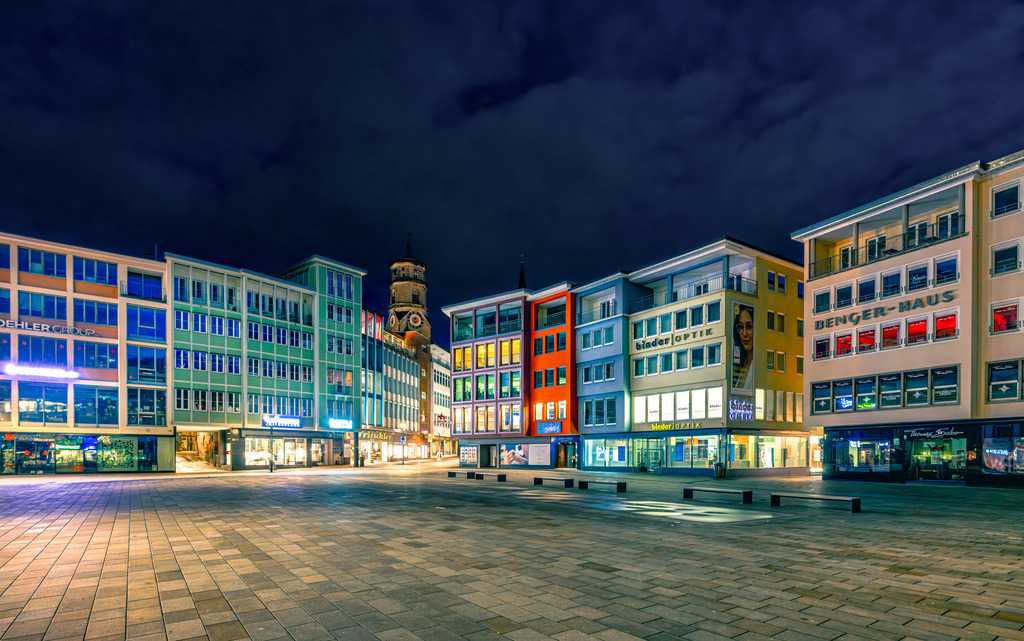 Die bunten Häuser auf dem Marktplatz in Stuttgart-Klassik | Das Bild zeigt den Stuttgarter Marktplatz in der Morgendämmerung.Zentrum der Altstadt: Der Platz ist historisch tief verwurzelt und geht auf das Jahr 1304 zurück. Wichtiger Veranstaltungsort: Er dient als Schauplatz für große Events wie den Weihnachtsmarkt oder das Stuttgarter Weindorf. Architektur: Nach der Zerstörung im Zweiten Weltkrieg wurde der Platz fast vollständig neu bebaut, wobei moderne Büro- und Geschäftshäuser das Erscheinungsbild heute prägen. Umgebung: Er liegt direkt vor dem Stuttgarter Rathaus und in der Nähe weiterer Attraktionen wie der Markthalle und dem Breuninger Stammhaus. - Realisiert mit Pictrs.com