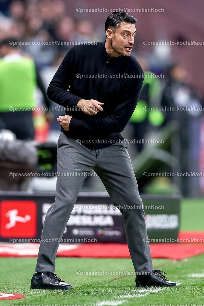 EFR01032601037 | 01.03.2026, Fußball, Eintracht Frankfurt - SC Freiburg, 1. Fußball Bundesliga, 24. Spieltag, Deutsche-Bank-Park (Frankfurt am Main), Saison 2025 2026: Cheftrainer Albert Riera (Eintracht Frankfurt #hc) gestikulierend am Spielfeldrand   DFB Regulations prohibit any use of photographs as image sequences and or quasi-video.