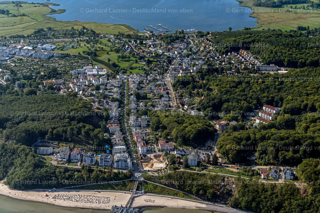 4061264 | SELLIN 08.09.2021 Ortsansicht an der Meeres-Küste der Ostsee entlang der Wilhelmstraße in Sellin an der Ostseeküste auf der Insel Rügen im Bundesland Mecklenburg-Vorpommern, Deutschland. // Townscape on the seacoast of Ostsee along the Wilhelmstrasse in Sellin at the baltic coast on the island Ruegen in the state Mecklenburg - Western Pomerania, Germany. Foto: Gerhard Launer
