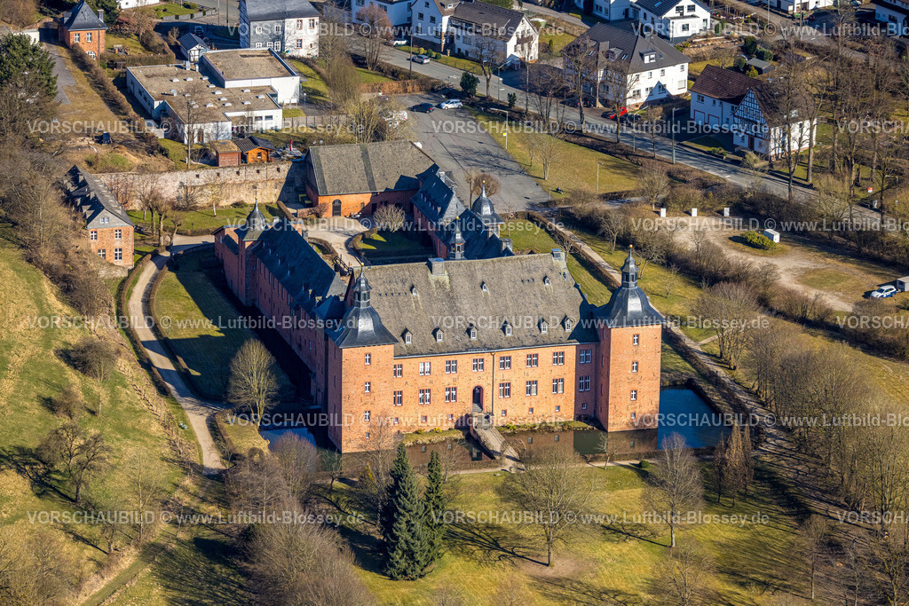 Kirchhundem250308790Oberhundem | Luftbild, Adolphsburg, auch Schloss Adolfsburg, Wasserschloss im Hundemtal, Oberhundem, Kirchhundem, Sauerland, Nordrhein-Westfalen, Deutschland