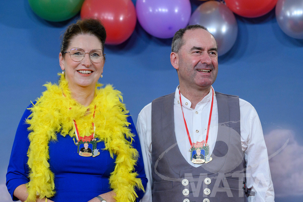 _DWA1933 | Staatsminister Hubert Aiwanger (Freie Wähler) mit Begleitung bei der TV-Sendung Fastnacht in Franken 2024. Veitshöchheim, 02.02.2024 Bayern Deutschland - Realisiert mit Pictrs.com