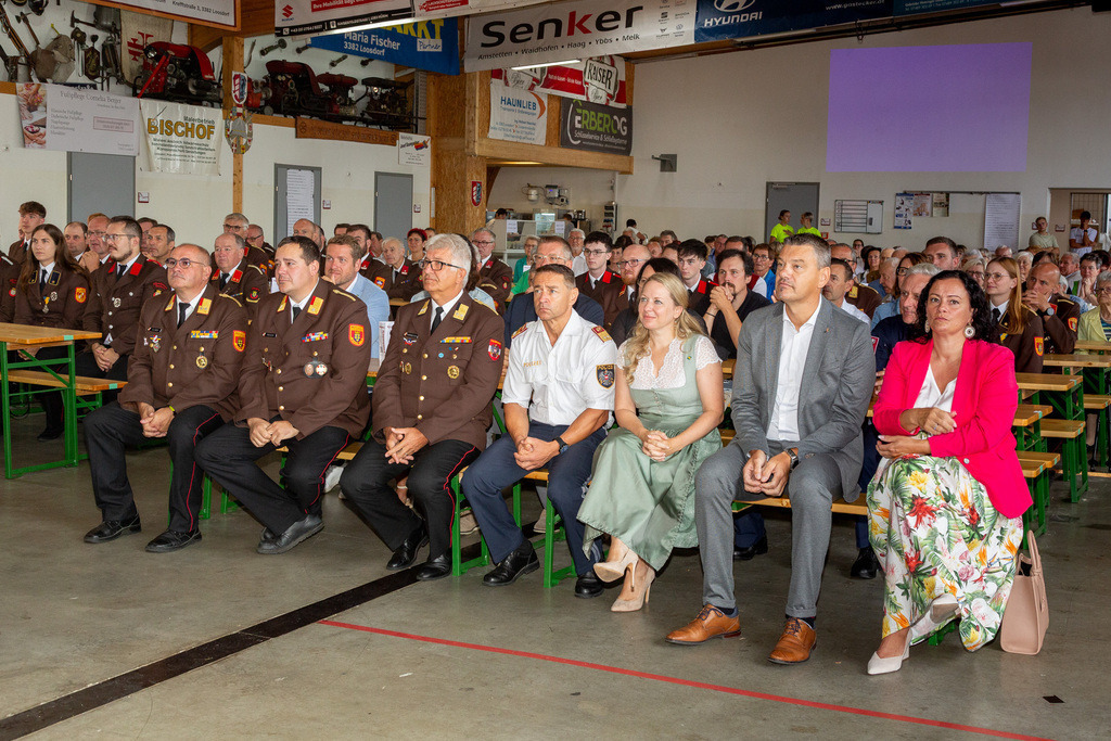 35_Ansprachen - Ehrungen_035 | Fotodoku der Festmesse im FF-Haus Loosdorf anlässlich der Fahrzeugweihe und in Dienststellung der neuen Einsatzfahrzeuge der FF-Loosdorf.