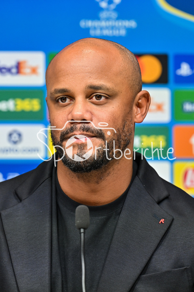 Paphos FC - FC Bayern München | im Bild Vincent KOMPANY Trainer FC Bayern Muenchen auf der Pressekonferenz vor dem Spiel in Pafos / Einzelfoto / Freisteller