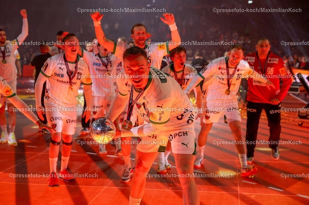 xSSCx19042602051 | 19.04.2026, xsscx, Handball, DHB-Pokal Lidl Final4, Finale, Füchse Berlin - Bergischer HC, Saison 2025 / 2026 Herren, Lanxess Arena, Köln: Die Mannschaft der Füchse Berlin feiert den Sieg im DHB-Pokal, Lasse Andersson (Füchse Berlin #11) Photo: xSandraxScherningxPressefotoKochx